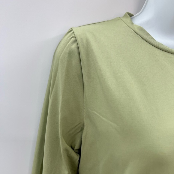 Green Base Layer Top – Women's Large (Stretch, 95% Polyester, 5% Spandex) NWOT - Picture 2 of 3